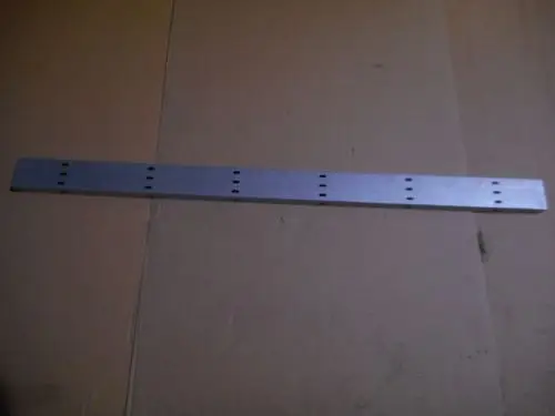 Aluminiumprofil von Remeha mit mehreren Löchern zur Befestigung, auf neutralem Hintergrund platziert. Das Produkt scheint für Kabelmanagement oder ähnliche Anwendungen konzipiert zu sein.